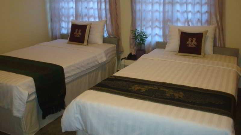 G Eleven Hotel Пном Пен Екстериор снимка