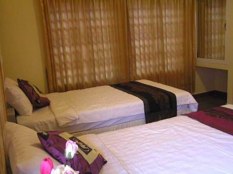 G Eleven Hotel Пном Пен Екстериор снимка